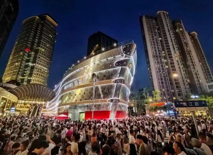 上海・南京西路にLVの巨大「豪華客船」登場 市民が殺到、新たなランド